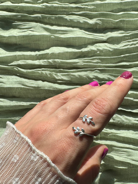 Aura Leaf Ring